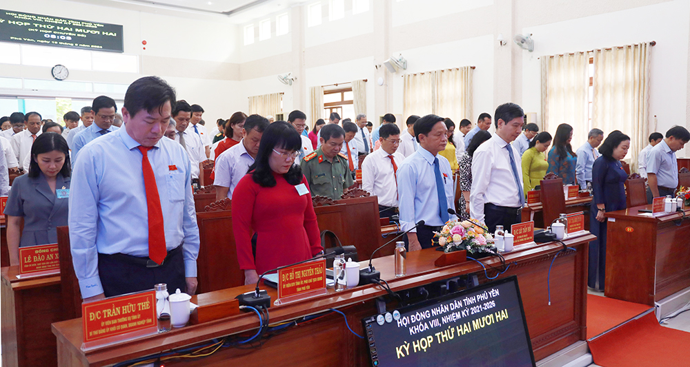 Các đại biểu HĐND tỉnh tưởng niệm đồng bào đã mất và cán bộ, chiến sĩ đã hy sinh do bão số 3 (Yagi) và mưa lũ gây ra. Ảnh: PHẠM THÙY